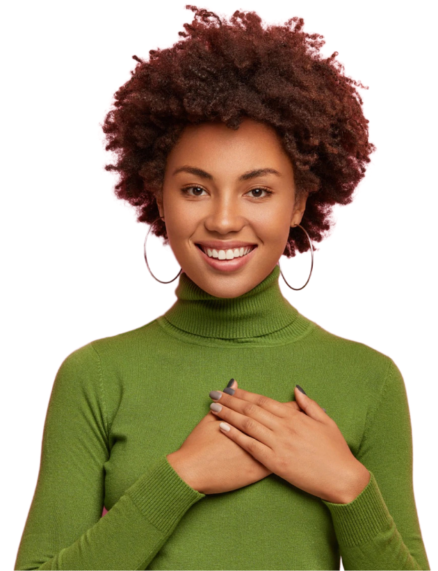 Imagem de uma mulher morena sorrindo e com as duas mãos posicionadas no peito e sorrindo.